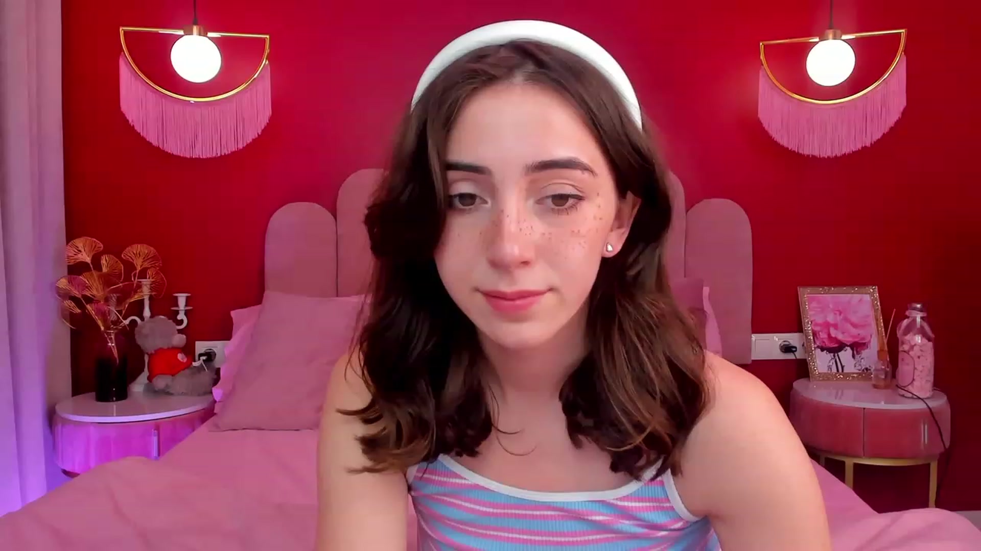 Gallery image thumbnail from ElsaYoung's myfreecams stream on, 06/08/2023, 17:07 image 5 of 20