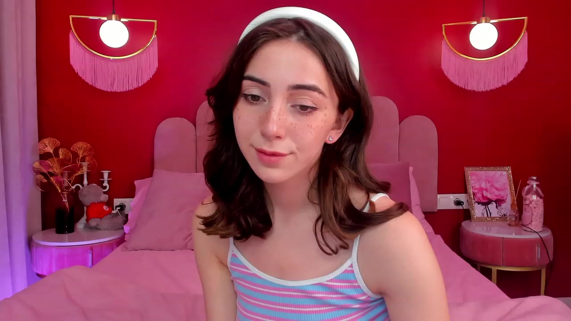 Gallery image thumbnail from ElsaYoung's myfreecams stream on, 06/08/2023, 17:07 image 12 of 20