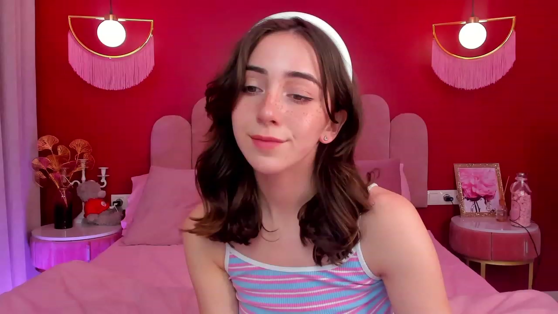 Gallery image thumbnail from ElsaYoung's myfreecams stream on, 06/08/2023, 17:07 image 6 of 20