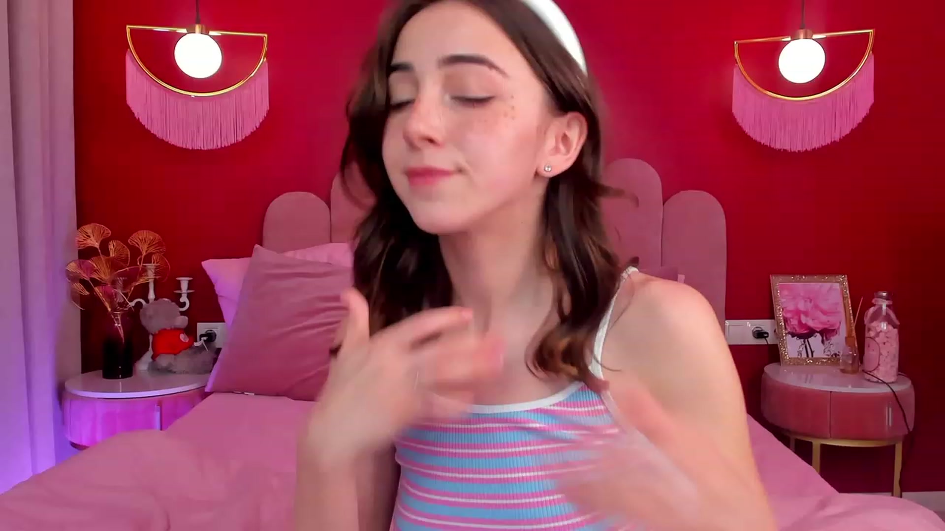 Gallery image thumbnail from ElsaYoung's myfreecams stream on, 06/08/2023, 17:46 image 10 of 20