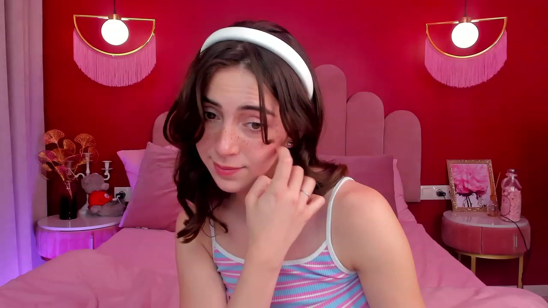Gallery image thumbnail from ElsaYoung's myfreecams stream on, 06/08/2023, 17:46 image 17 of 20