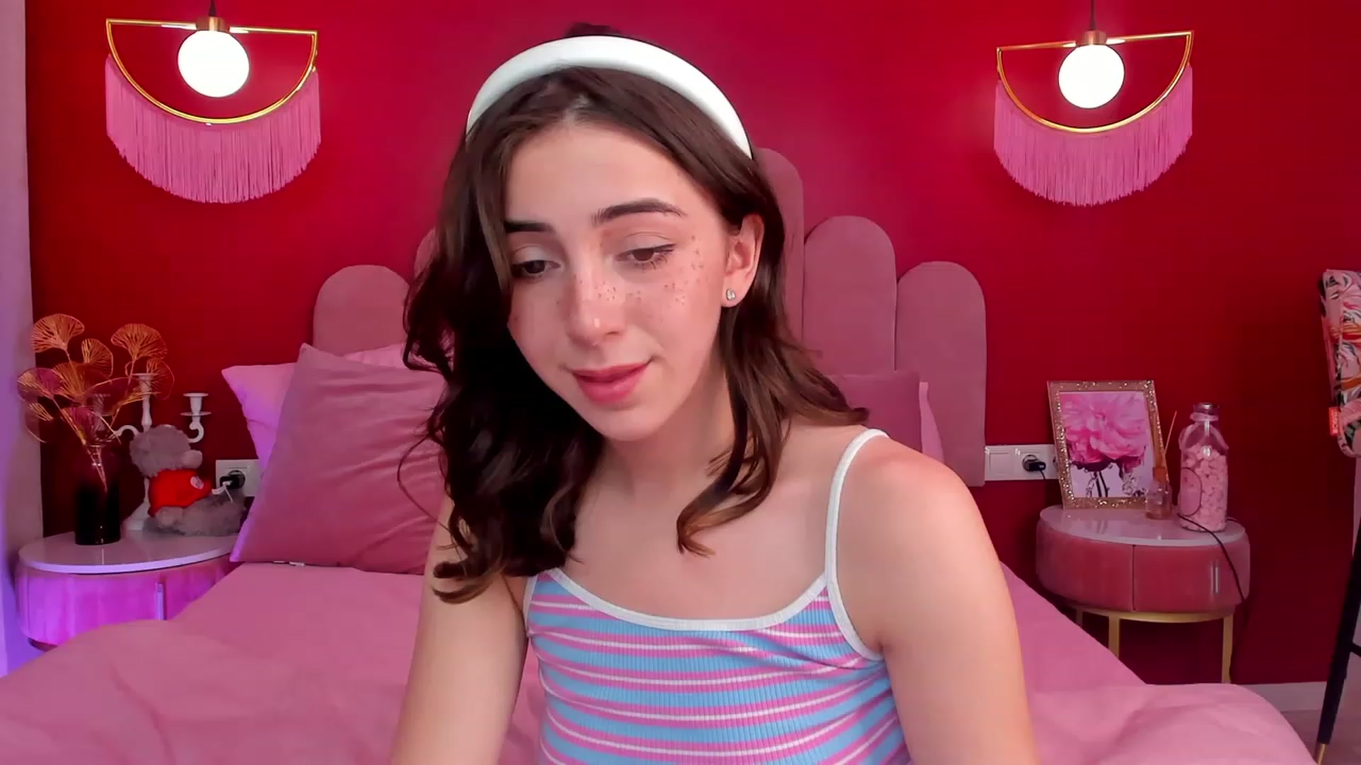 Gallery image thumbnail from ElsaYoung's myfreecams stream on, 06/08/2023, 17:46 image 1 of 20