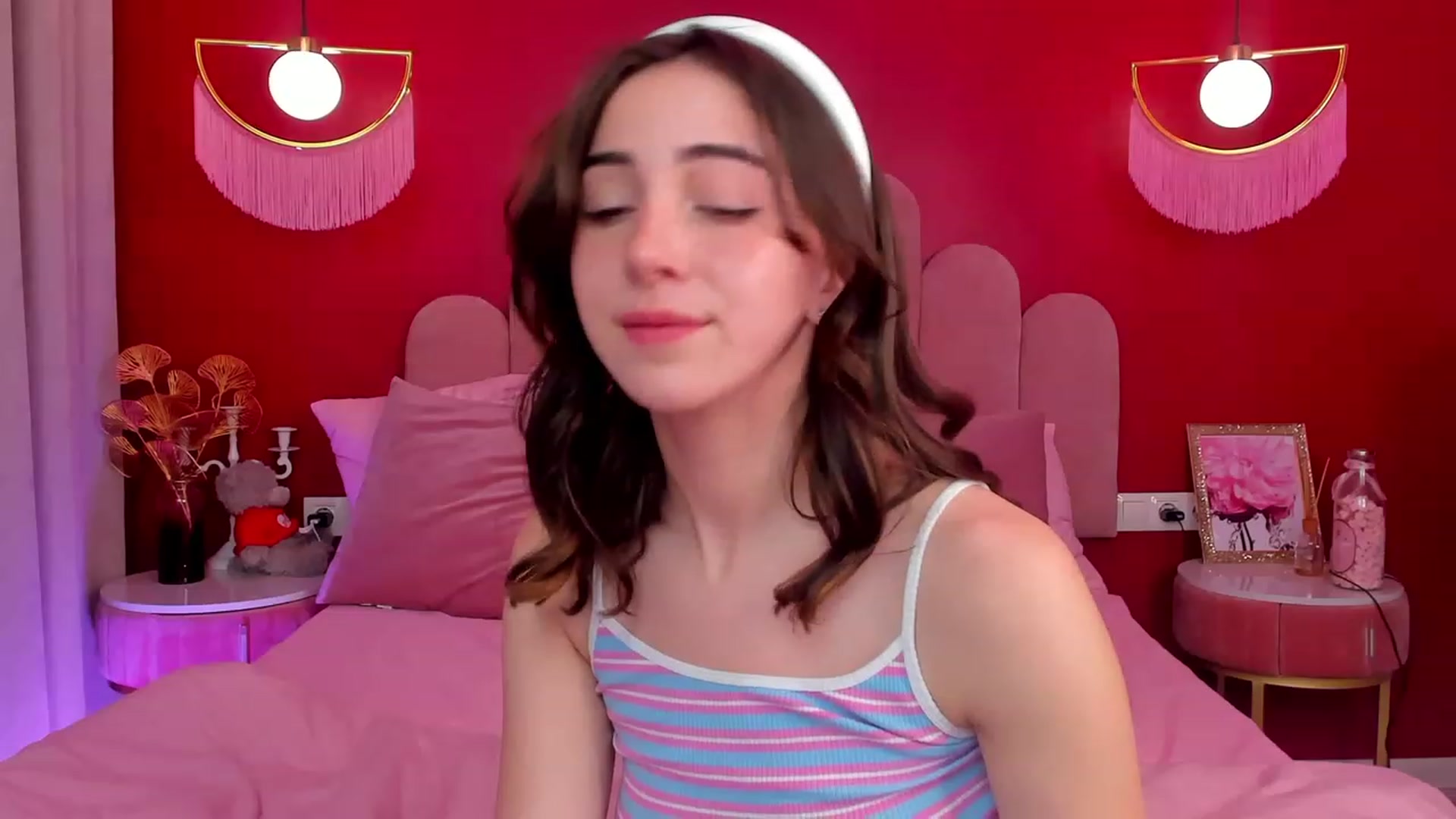 Gallery image thumbnail from ElsaYoung's myfreecams stream on, 06/08/2023, 17:46 image 19 of 20