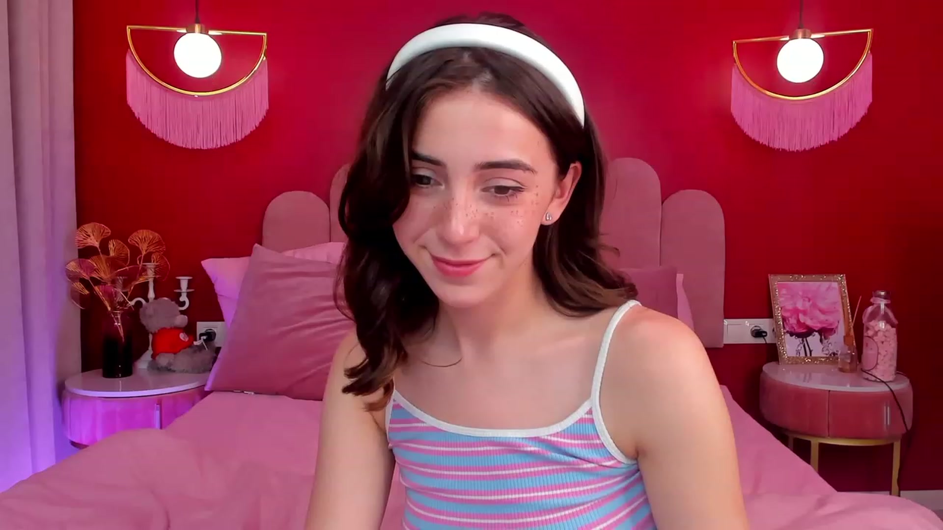 Gallery image thumbnail from ElsaYoung's myfreecams stream on, 06/08/2023, 17:46 image 20 of 20