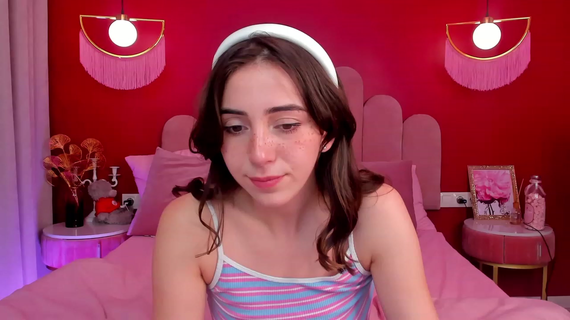 Gallery image thumbnail from ElsaYoung's myfreecams stream on, 06/08/2023, 19:06 image 3 of 20