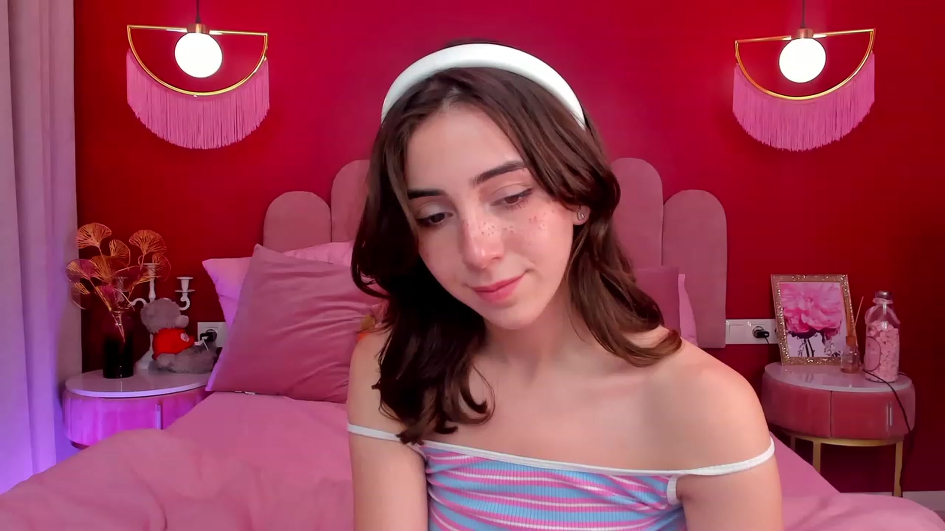 Gallery image thumbnail from ElsaYoung's myfreecams stream on, 06/08/2023, 19:06 image 1 of 20