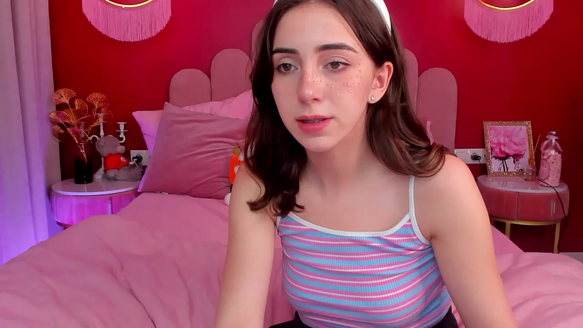 Gallery image thumbnail from ElsaYoung's myfreecams stream on, 06/08/2023, 19:06 image 12 of 20