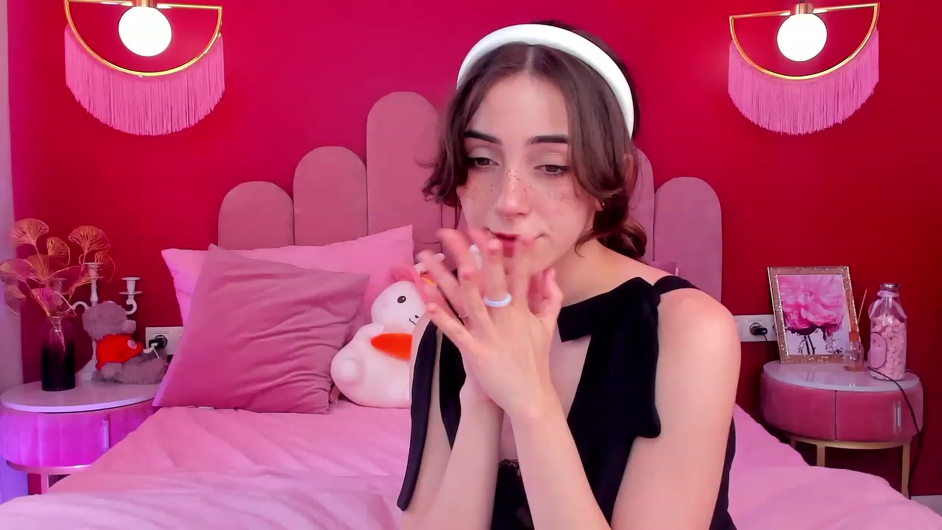 Gallery image thumbnail from ElsaYoung's myfreecams stream on, 06/09/2023, 05:31 image 18 of 20