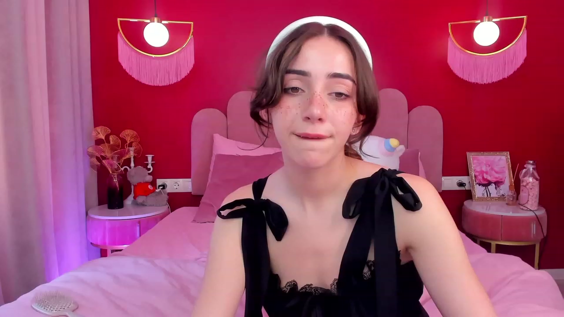 Gallery image thumbnail from ElsaYoung's myfreecams stream on, 06/09/2023, 07:19 image 3 of 20