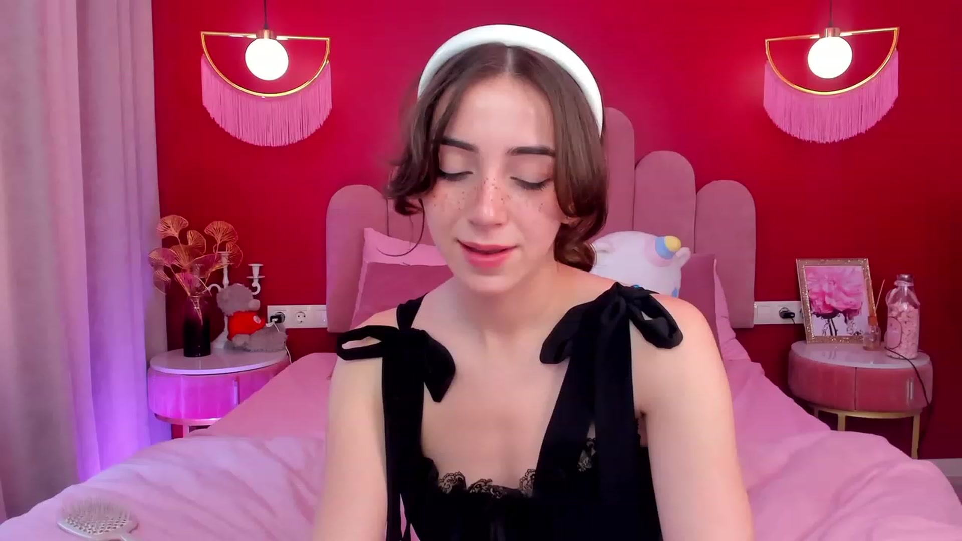 Gallery image thumbnail from ElsaYoung's myfreecams stream on, 06/09/2023, 07:19 image 12 of 20