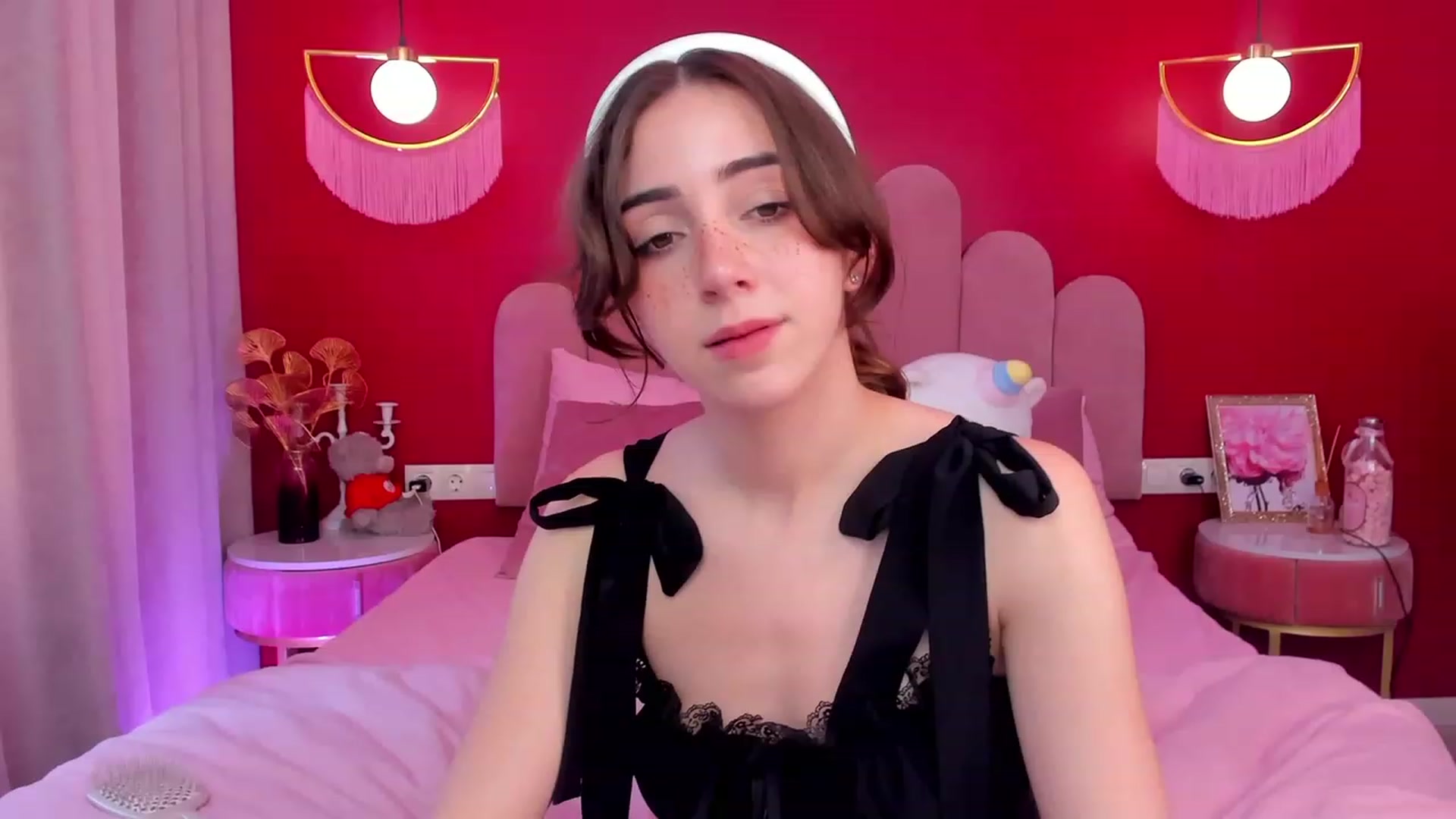 Gallery image thumbnail from ElsaYoung's myfreecams stream on, 06/09/2023, 07:19 image 7 of 20