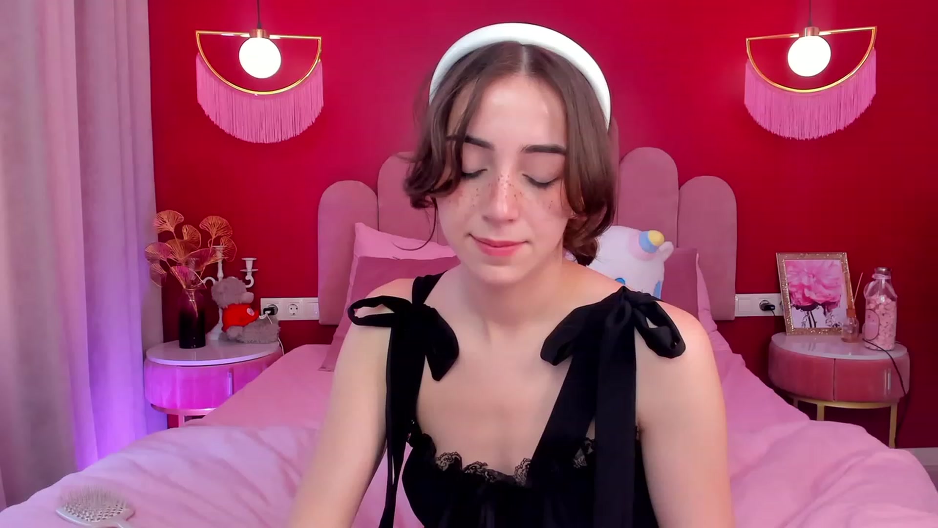 Gallery image thumbnail from ElsaYoung's myfreecams stream on, 06/09/2023, 07:19 image 11 of 20
