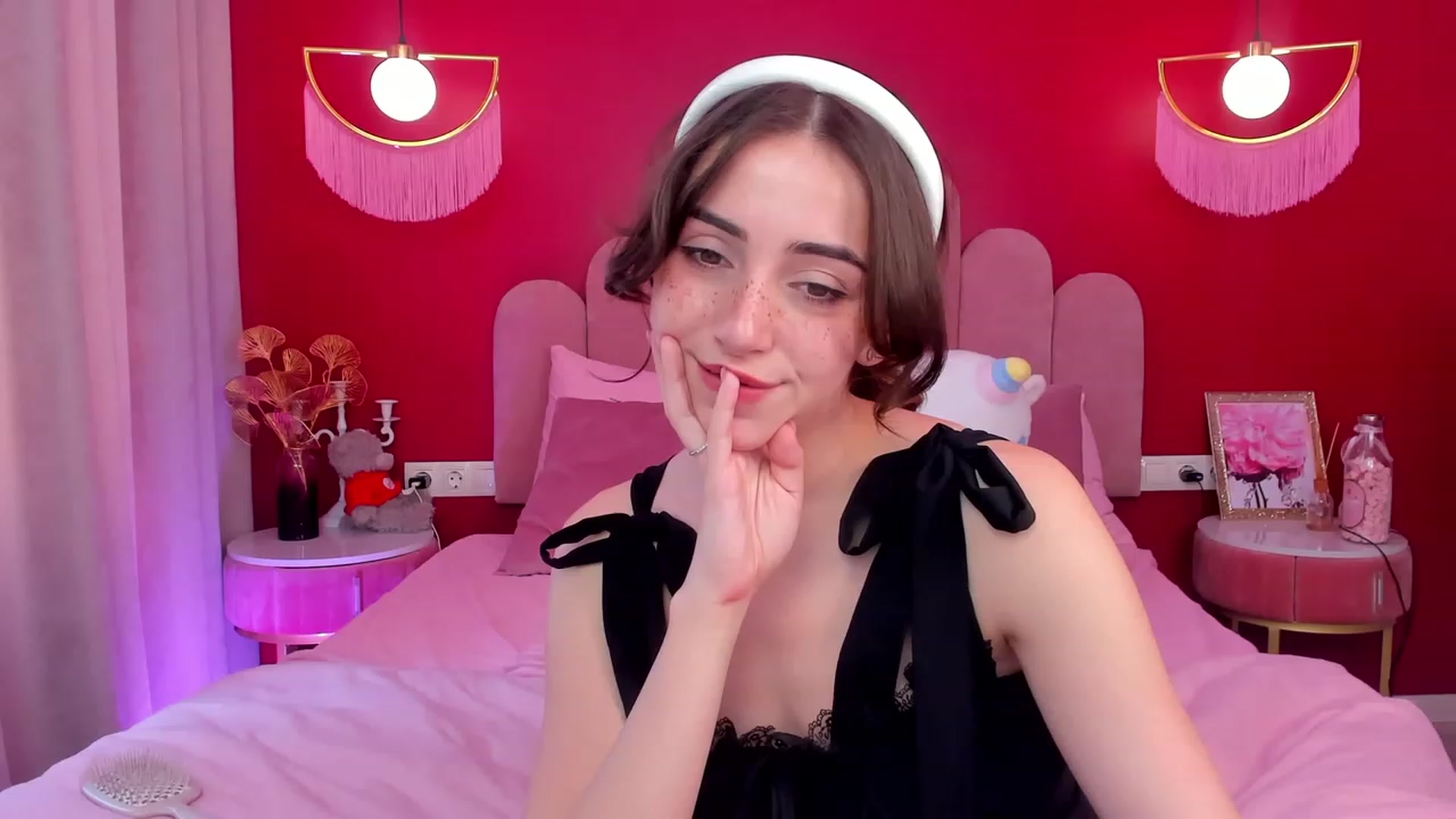 Gallery image thumbnail from ElsaYoung's myfreecams stream on, 06/09/2023, 07:19 image 4 of 20