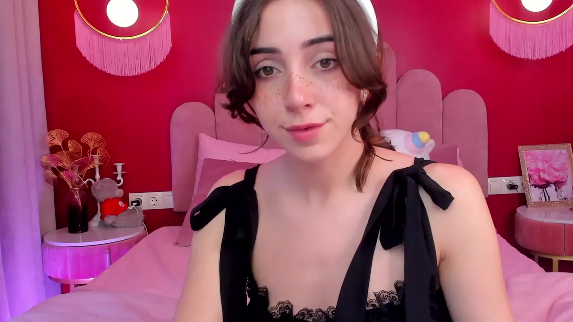 Gallery image thumbnail from ElsaYoung's myfreecams stream on, 06/09/2023, 09:13 image 5 of 20