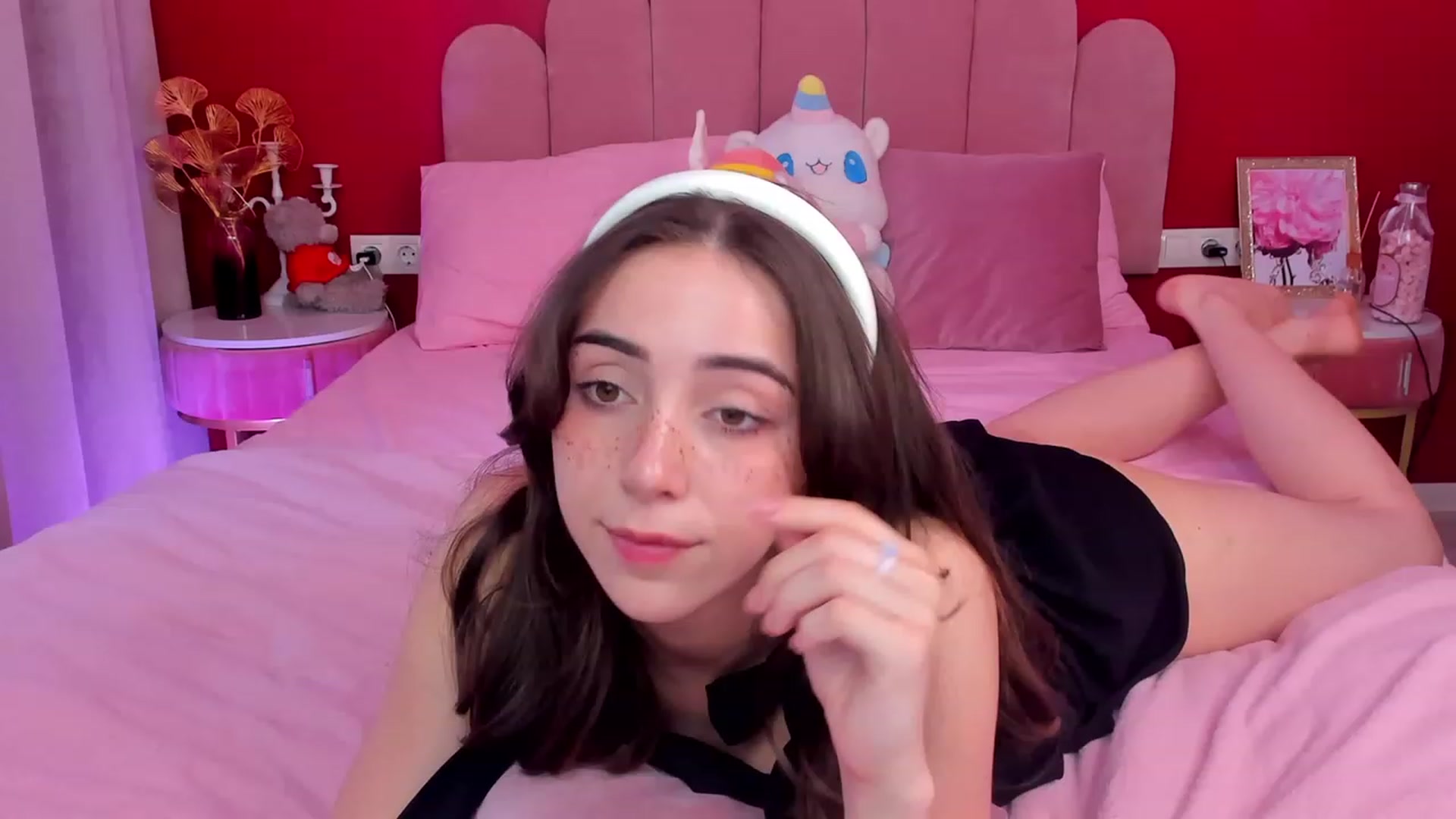Gallery image thumbnail from ElsaYoung's myfreecams stream on, 06/09/2023, 10:26 image 2 of 20