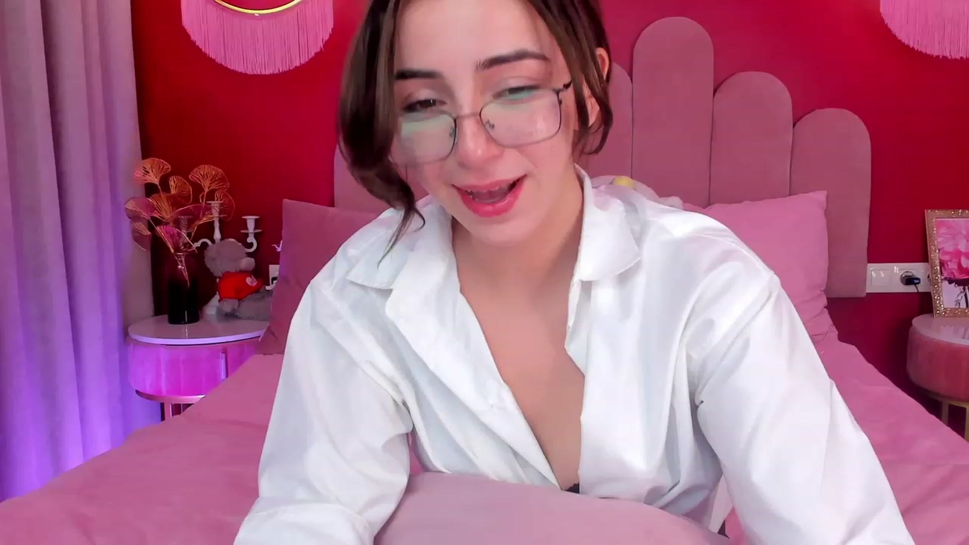 Gallery image thumbnail from ElsaYoung's myfreecams stream on, 06/13/2023, 17:53 image 1 of 20