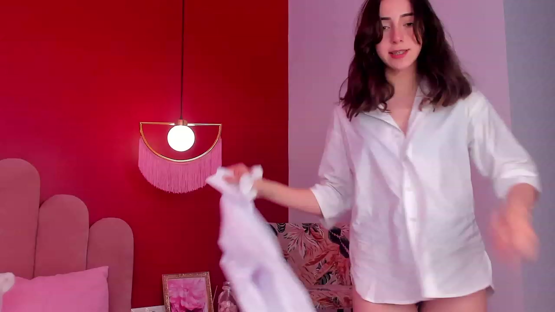 Gallery image thumbnail from ElsaYoung's myfreecams stream on, 06/13/2023, 17:53 image 2 of 20