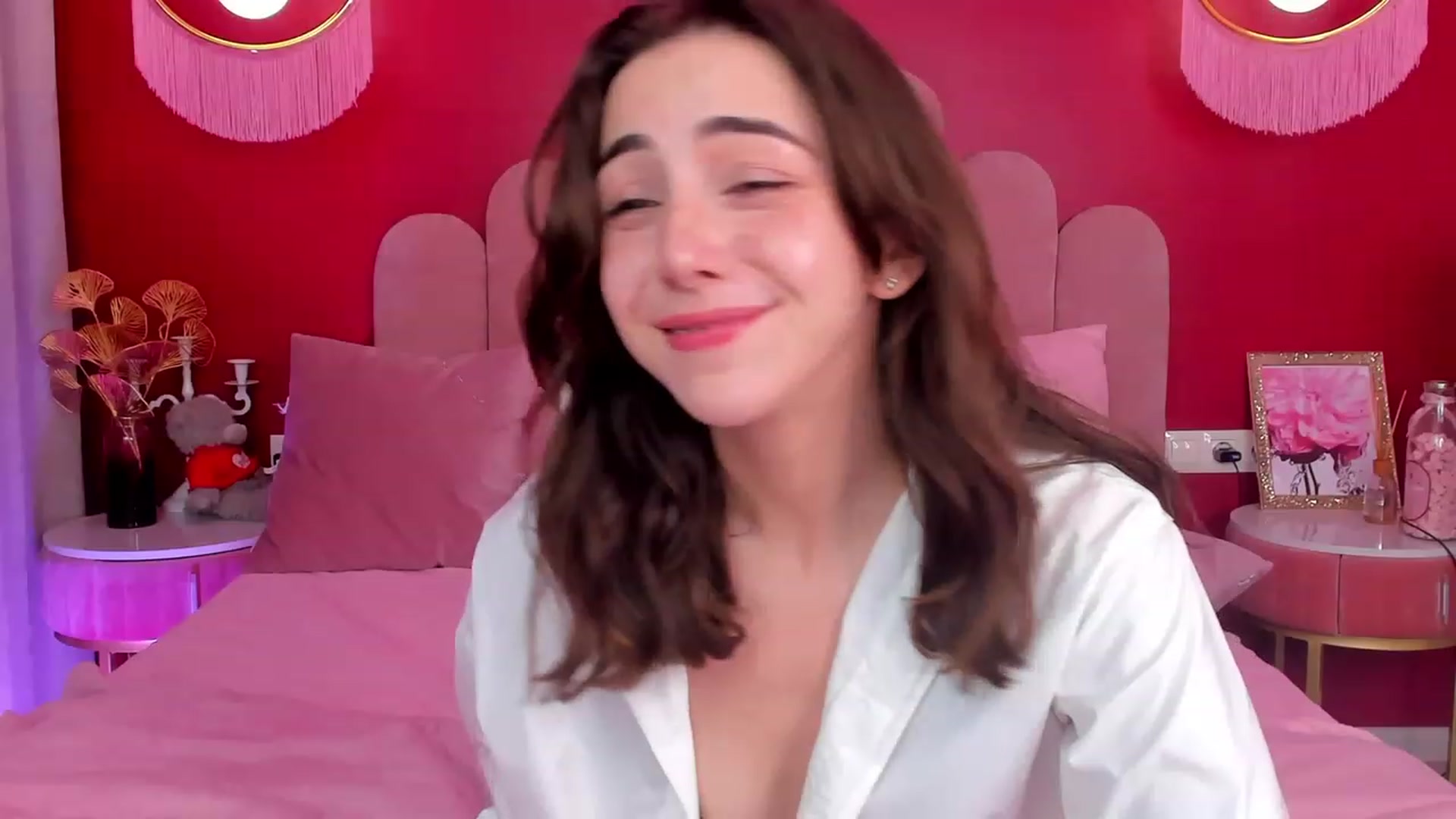 Gallery image thumbnail from ElsaYoung's myfreecams stream on, 06/13/2023, 17:53 image 17 of 20