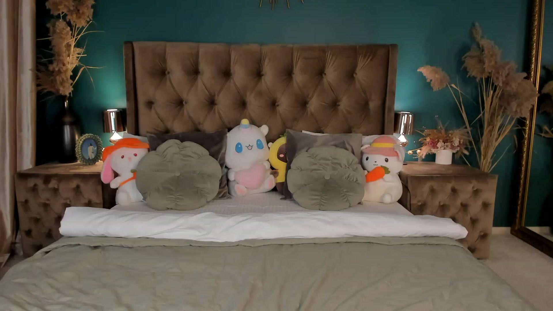 Gallery image thumbnail from ElsaYoung's myfreecams stream on, 10/19/2023, 14:10 image 14 of 20
