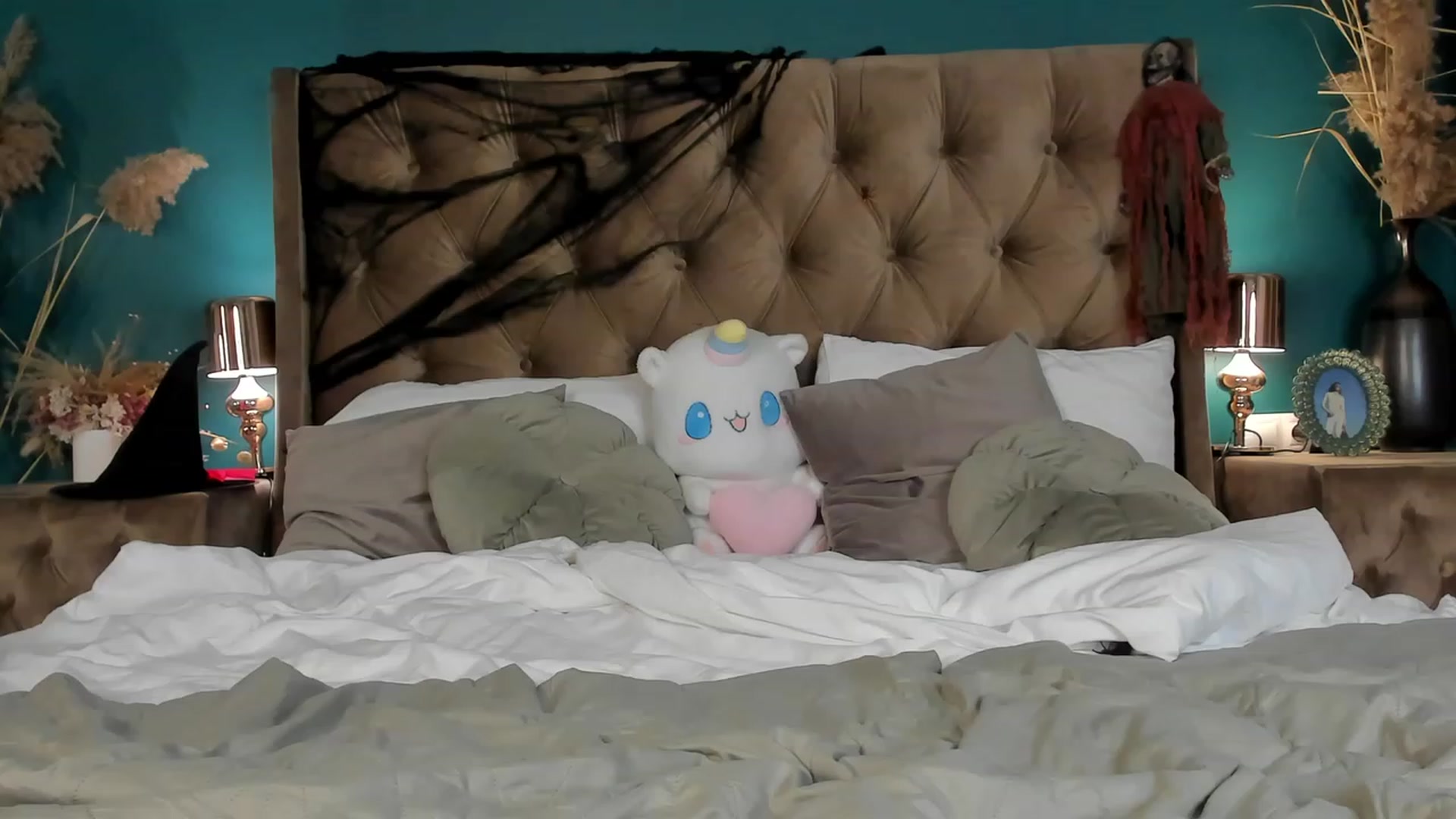 Gallery image thumbnail from ElsaYoung's myfreecams stream on, 10/25/2023, 14:10 image 10 of 20