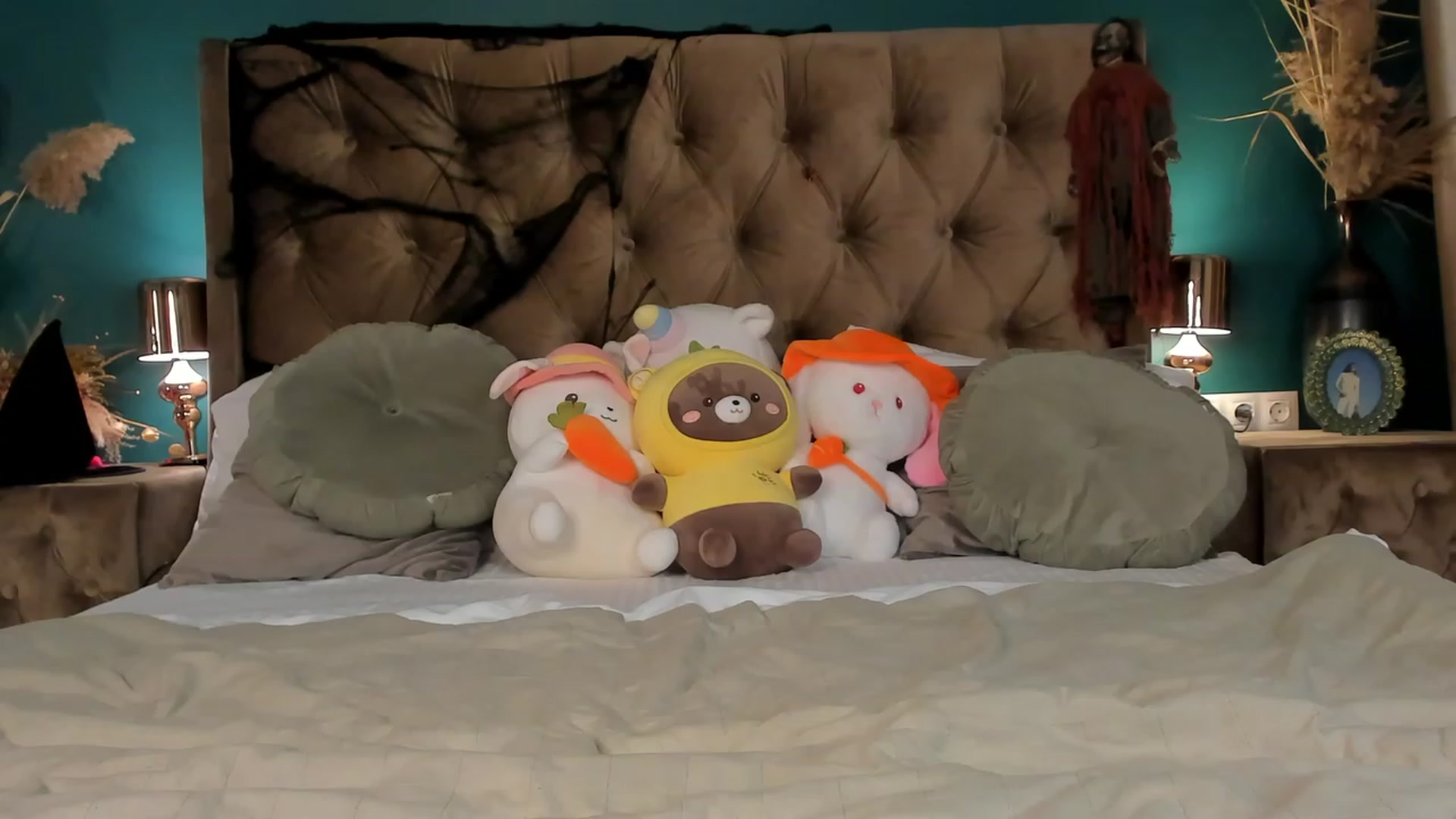 Gallery image thumbnail from ElsaYoung's myfreecams stream on, 10/26/2023, 17:08 image 17 of 20