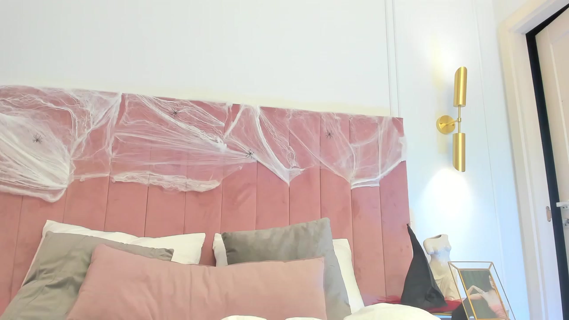 Gallery image thumbnail from ElsaYoung's myfreecams stream on, 10/30/2023, 01:50 image 19 of 20