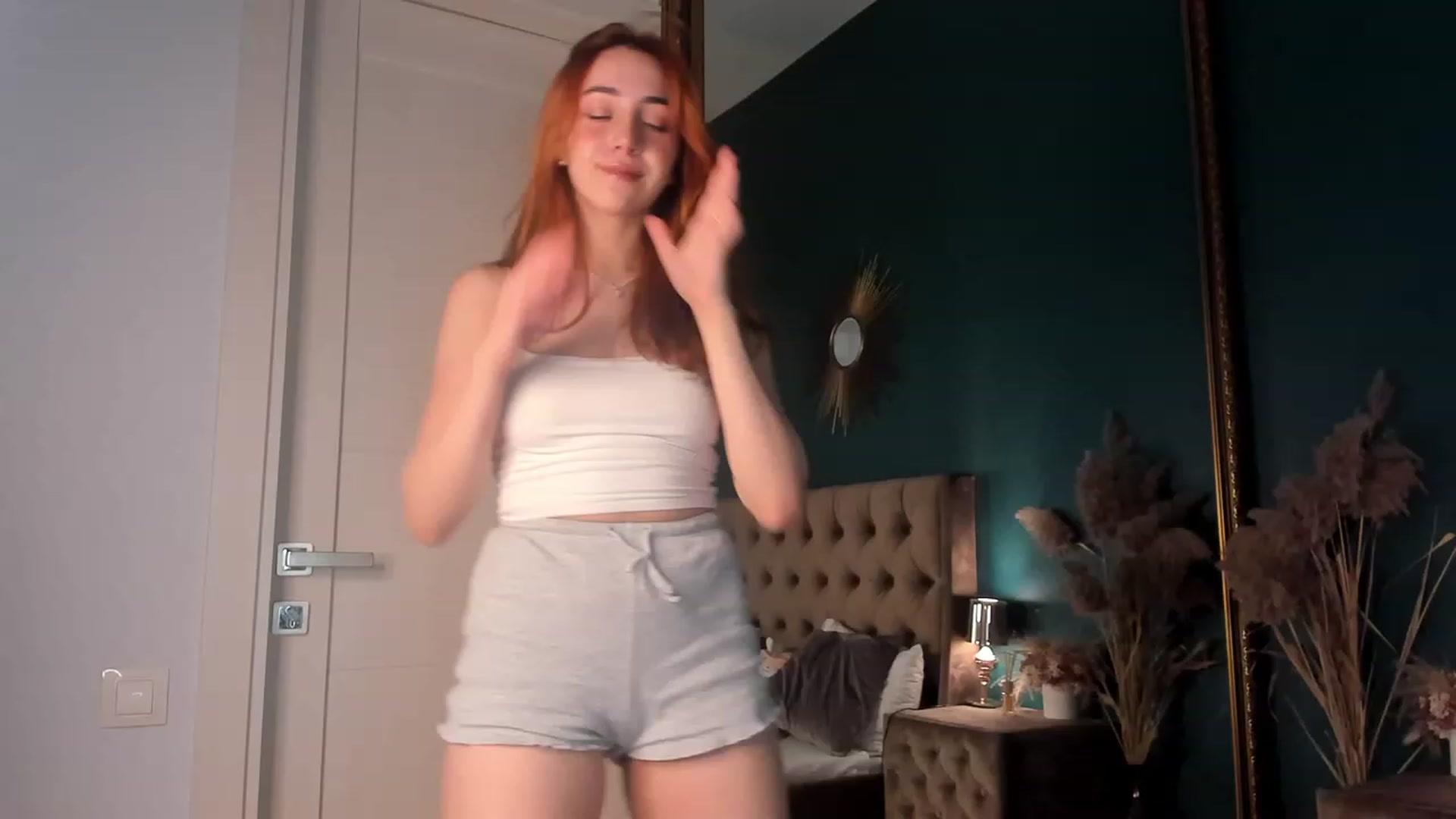 Gallery image thumbnail from ElsaYoung's myfreecams stream on, 11/17/2023, 13:29 image 13 of 20