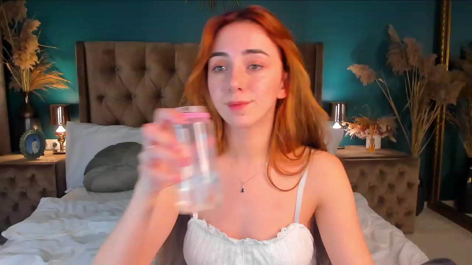 Gallery image thumbnail from ElsaYoung's myfreecams stream on, 12/08/2023, 22:14 image 19 of 20