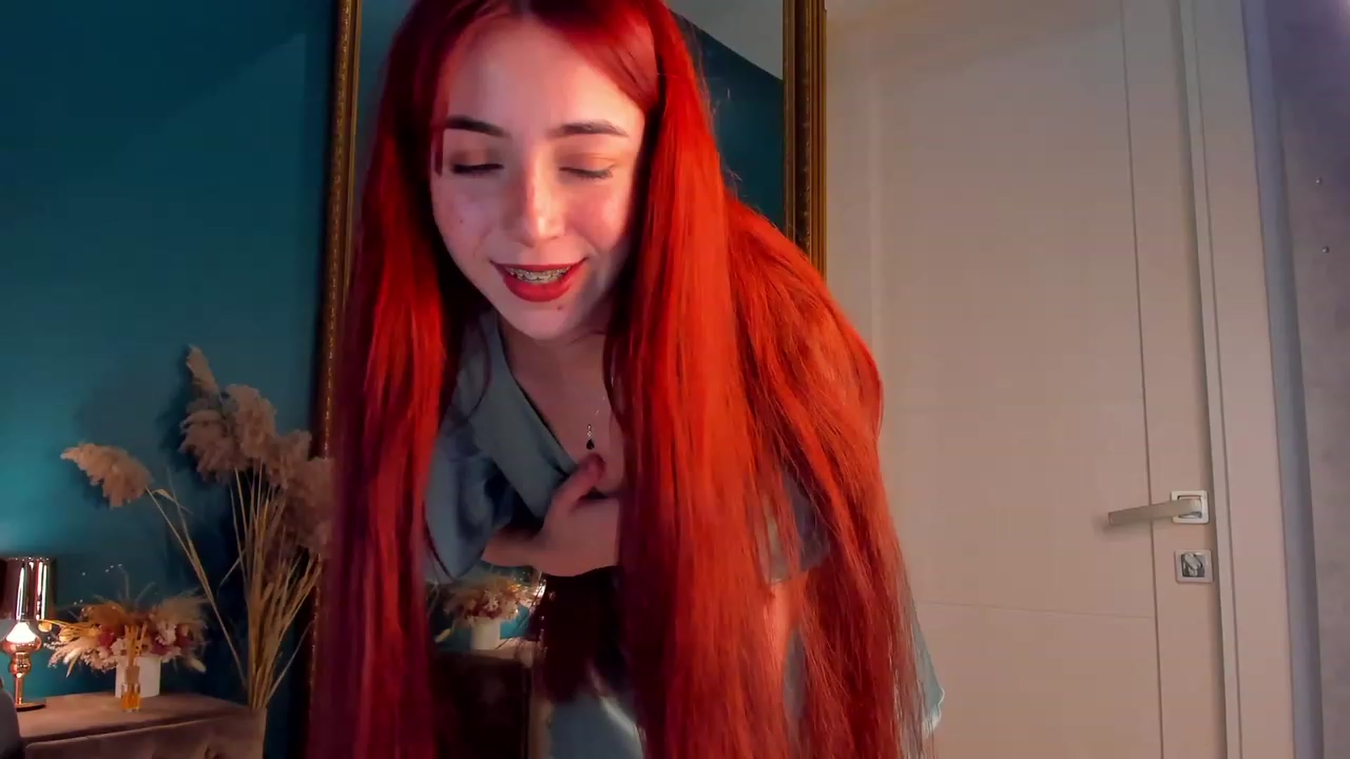 Gallery image thumbnail from ElsaYoung's myfreecams stream on, 12/10/2023, 21:33 image 13 of 20