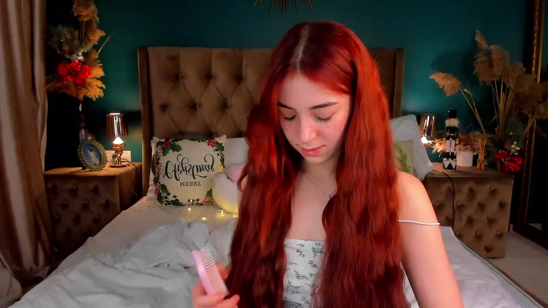 Gallery image thumbnail from ElsaYoung's myfreecams stream on, 12/19/2023, 19:08 image 12 of 20