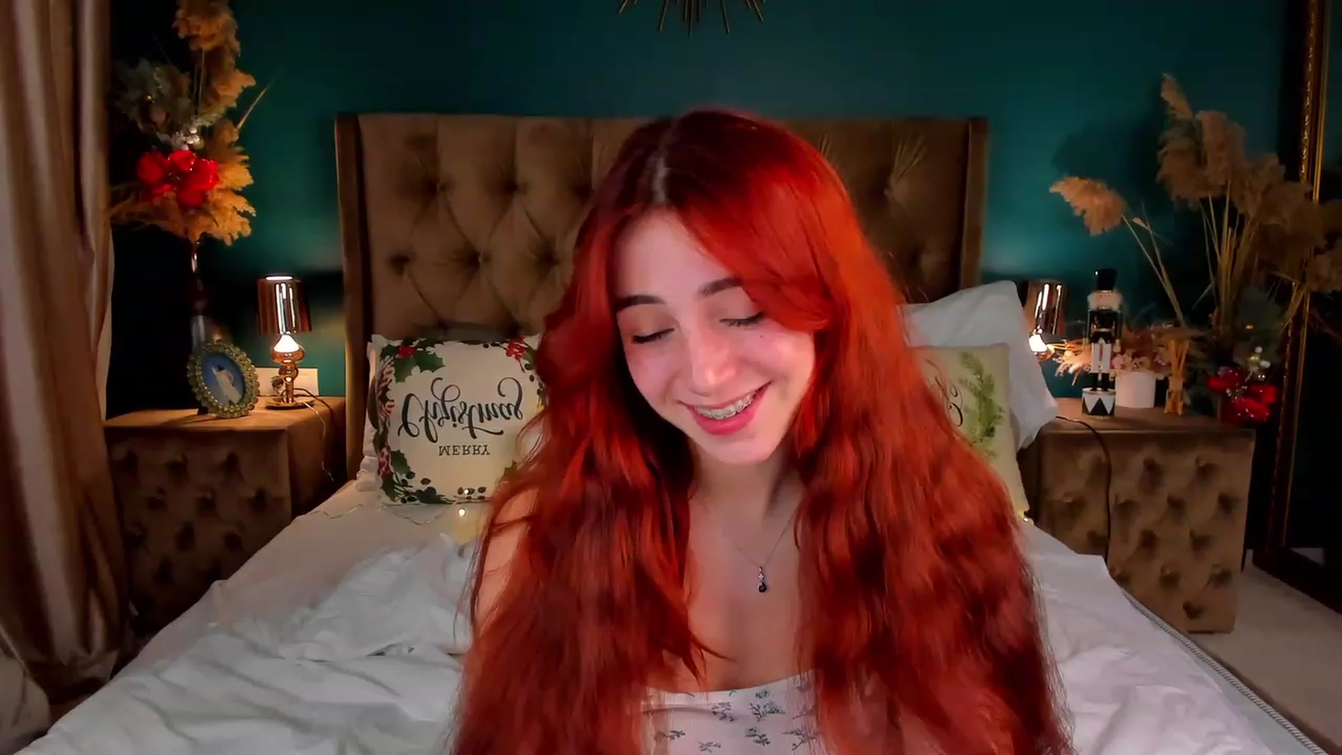 Gallery image thumbnail from ElsaYoung's myfreecams stream on, 12/19/2023, 19:08 image 15 of 20