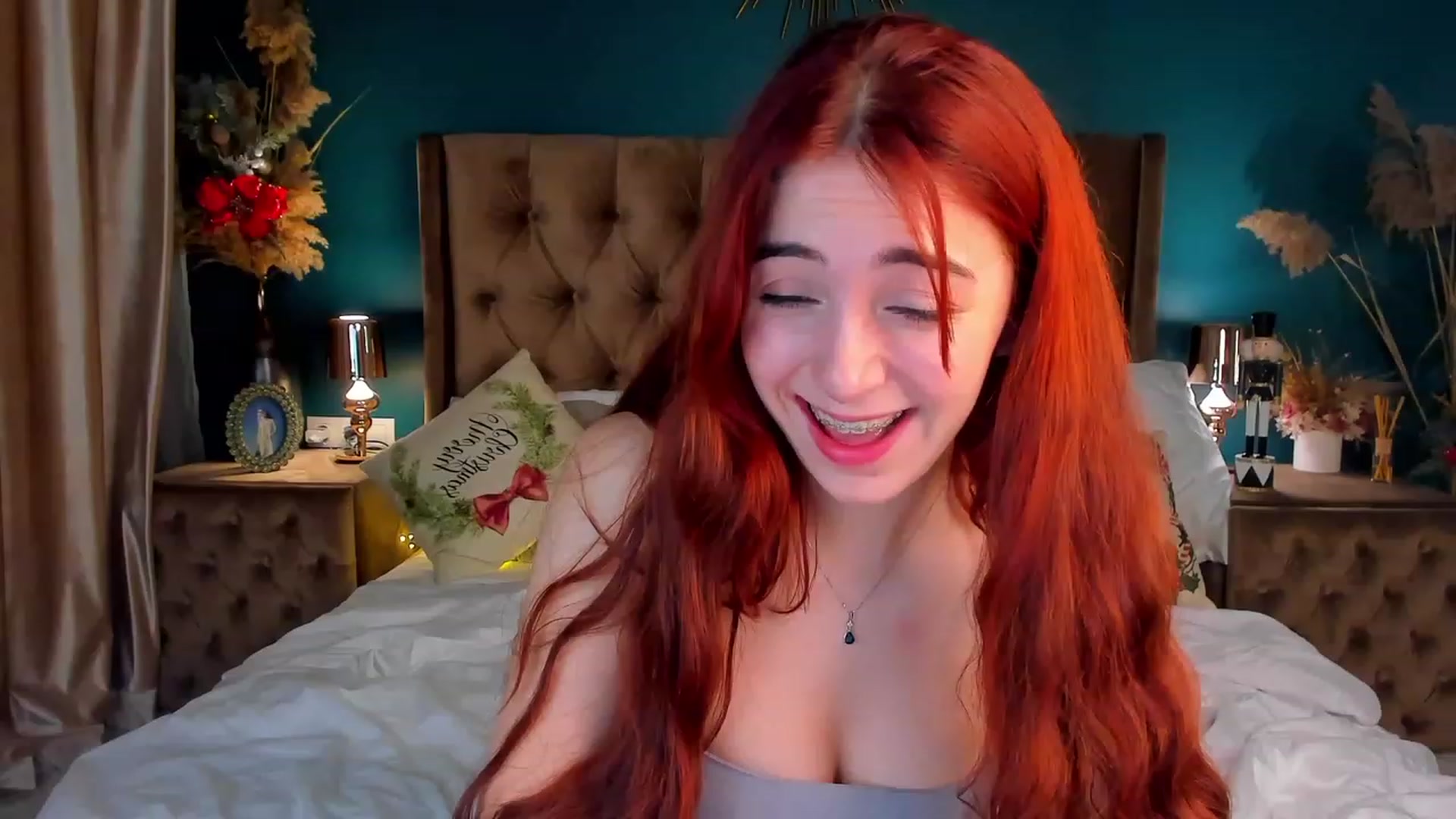 Gallery image thumbnail from ElsaYoung's myfreecams stream on, 12/22/2023, 22:27 image 7 of 20