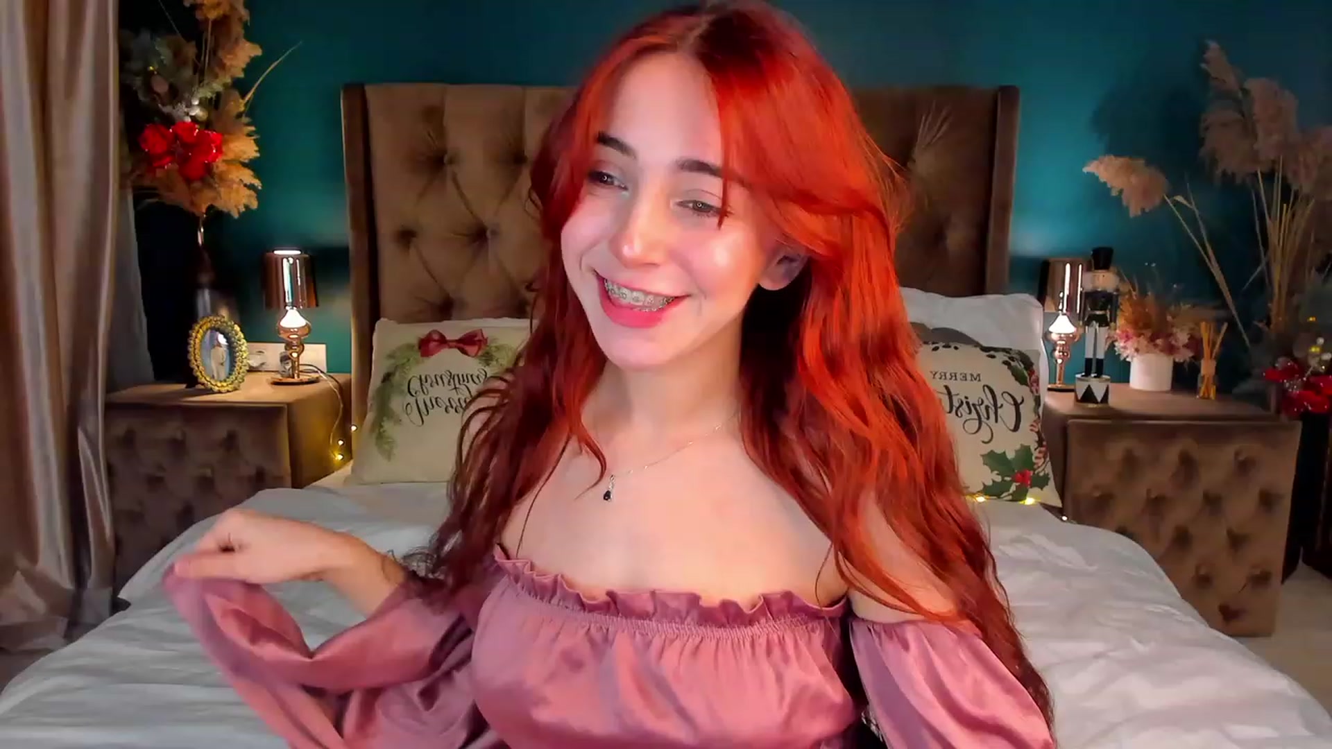 Gallery image thumbnail from ElsaYoung's myfreecams stream on, 12/24/2023, 06:06 image 6 of 20