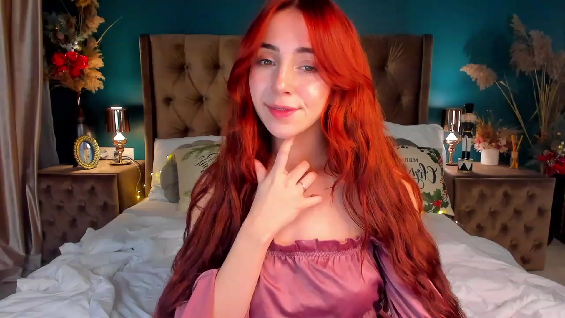 Gallery image thumbnail from ElsaYoung's myfreecams stream on, 12/24/2023, 08:29 image 6 of 20