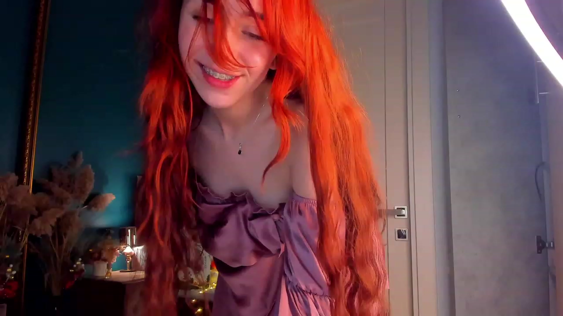 Gallery image thumbnail from ElsaYoung's myfreecams stream on, 12/24/2023, 11:56 image 16 of 20