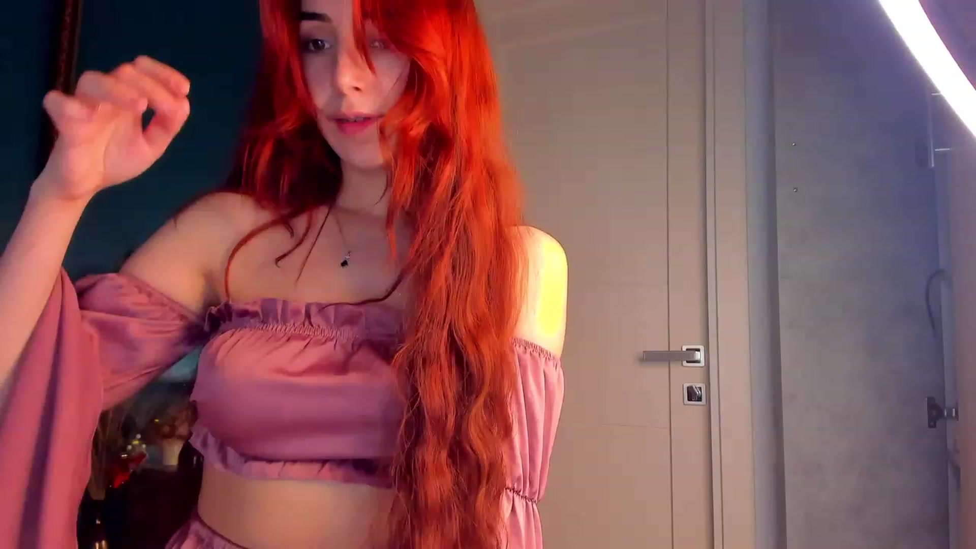 Gallery image thumbnail from ElsaYoung's myfreecams stream on, 12/24/2023, 11:56 image 14 of 20