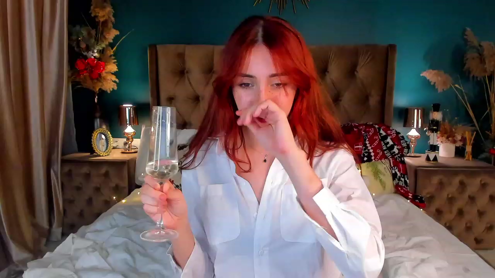 Gallery image thumbnail from ElsaYoung's myfreecams stream on, 12/25/2023, 01:04 image 7 of 20