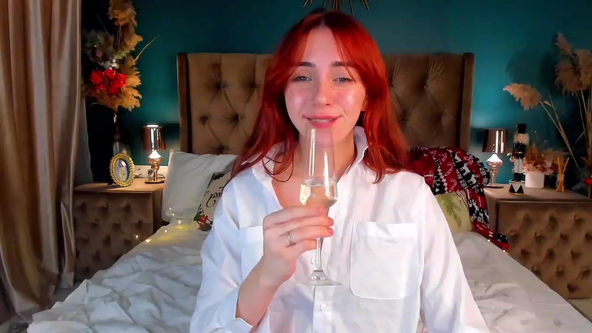 Gallery image thumbnail from ElsaYoung's myfreecams stream on, 12/25/2023, 01:04 image 6 of 20