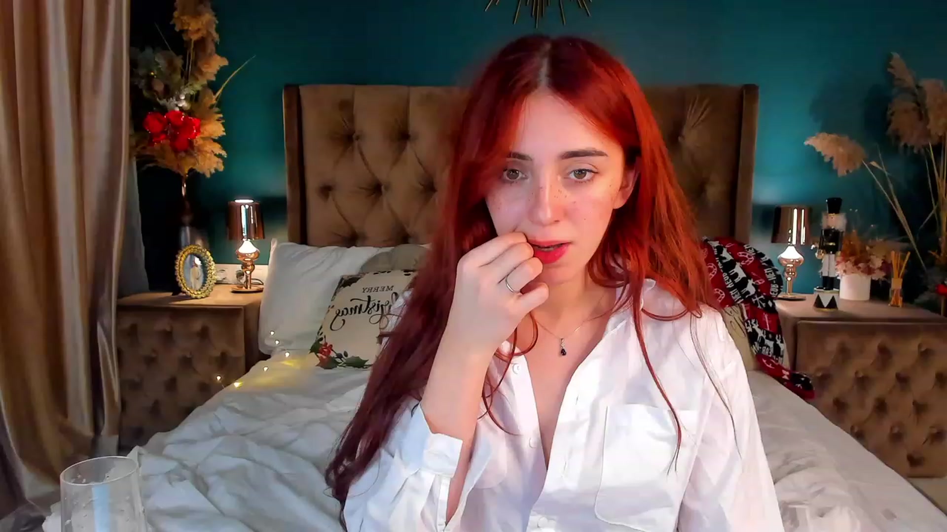 Gallery image thumbnail from ElsaYoung's myfreecams stream on, 12/25/2023, 01:04 image 12 of 20