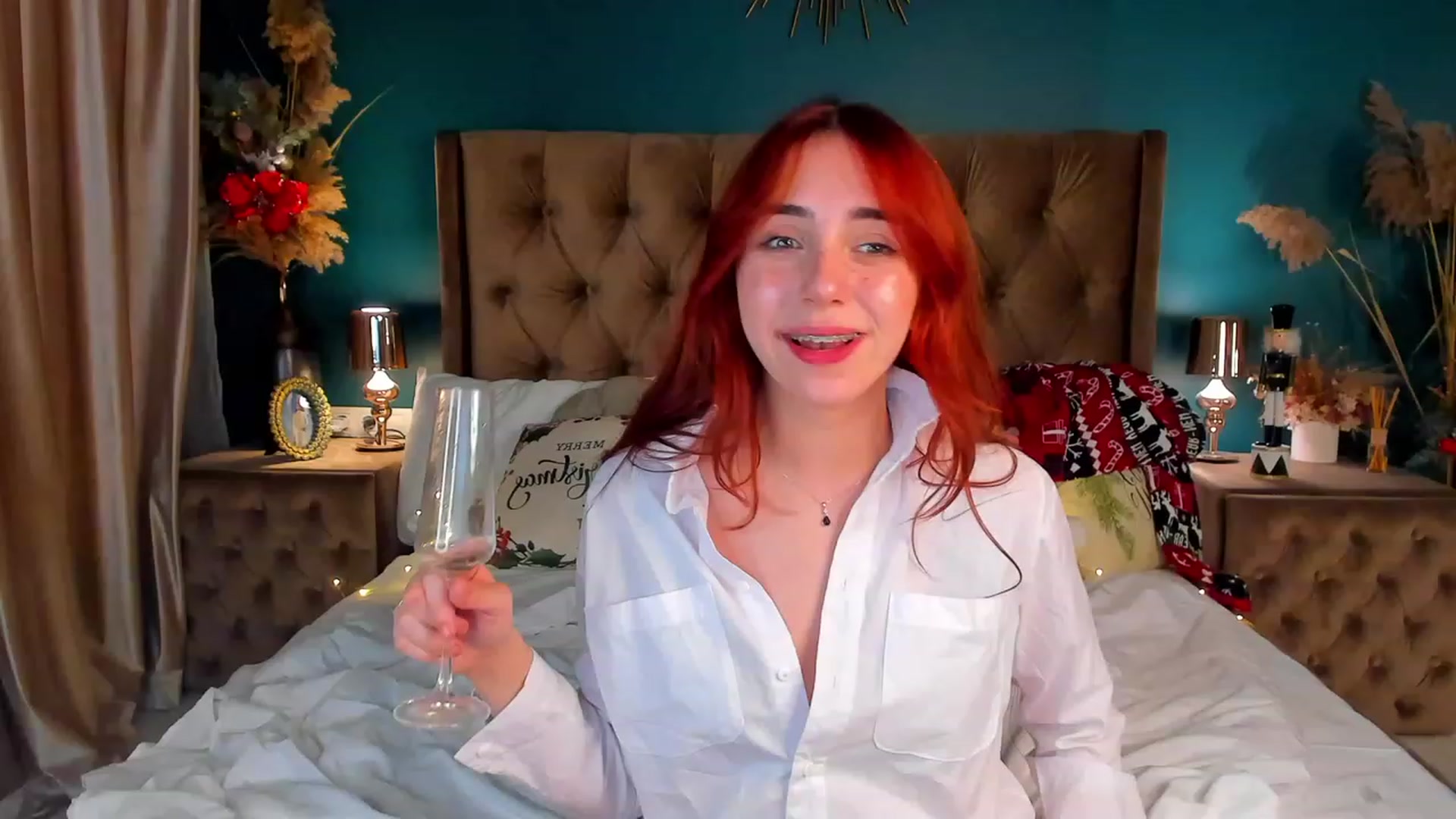 Gallery image thumbnail from ElsaYoung's myfreecams stream on, 12/25/2023, 01:04 image 10 of 20