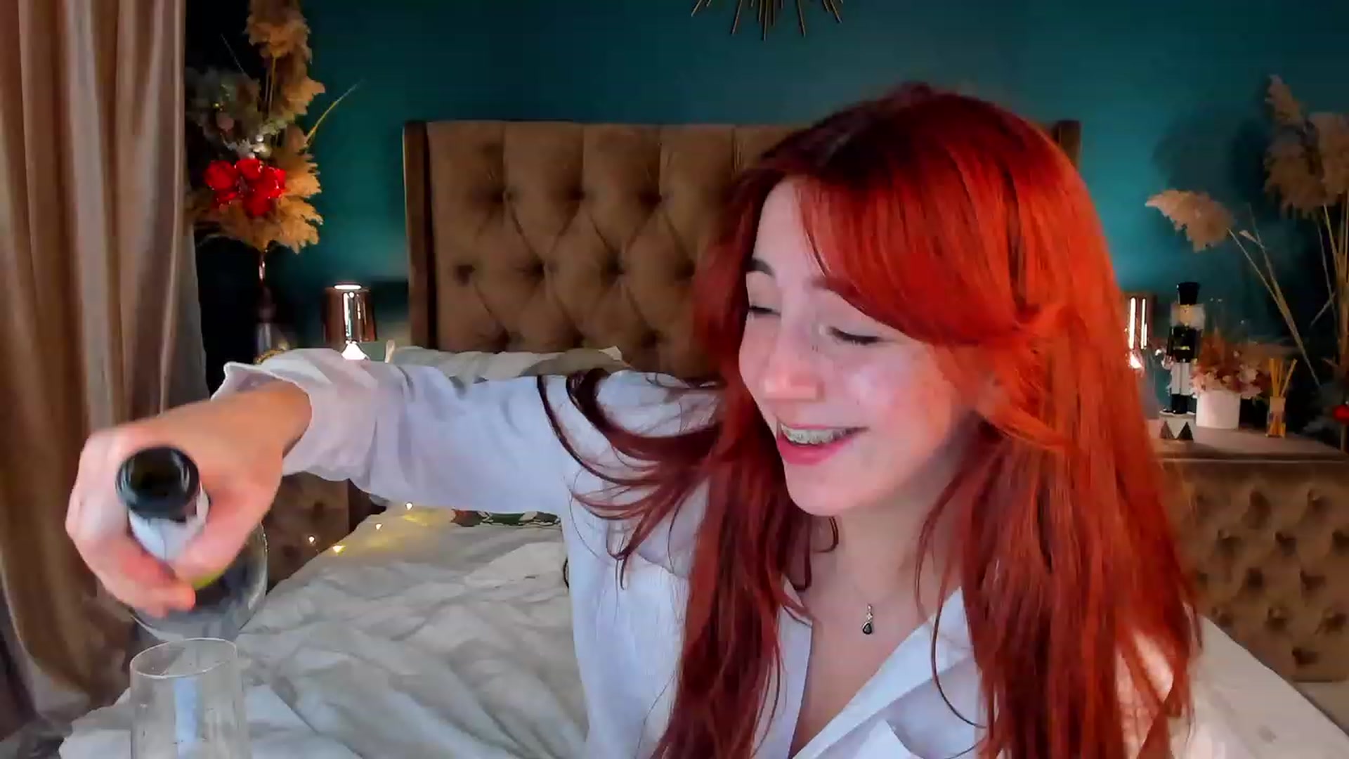 Gallery image thumbnail from ElsaYoung's myfreecams stream on, 12/25/2023, 01:04 image 16 of 20