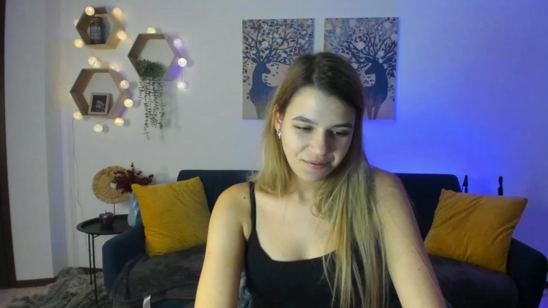 Gallery image thumbnail from Elsa_Fox's myfreecams stream on, 12/19/2022, 11:27 image 14 of 20