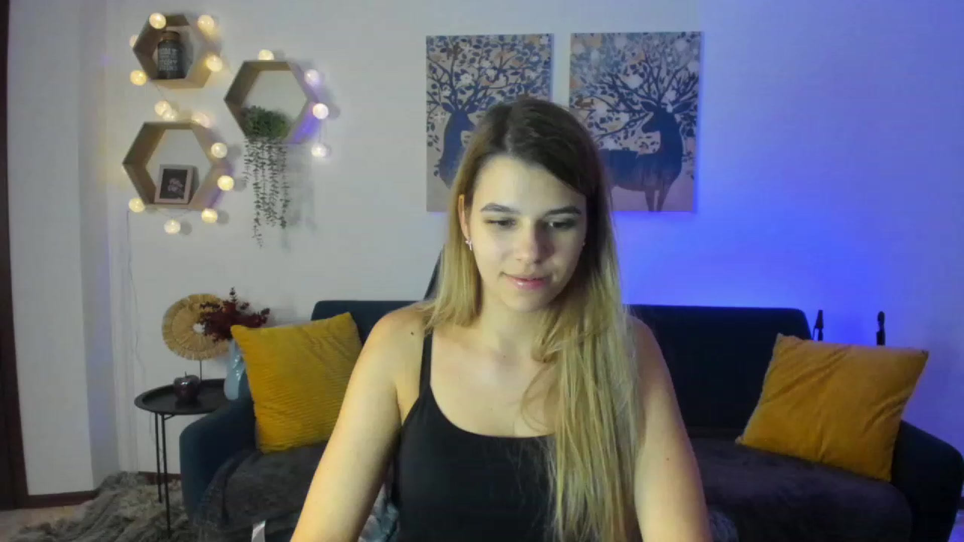 Gallery image thumbnail from Elsa_Fox's myfreecams stream on, 12/19/2022, 11:27 image 5 of 20