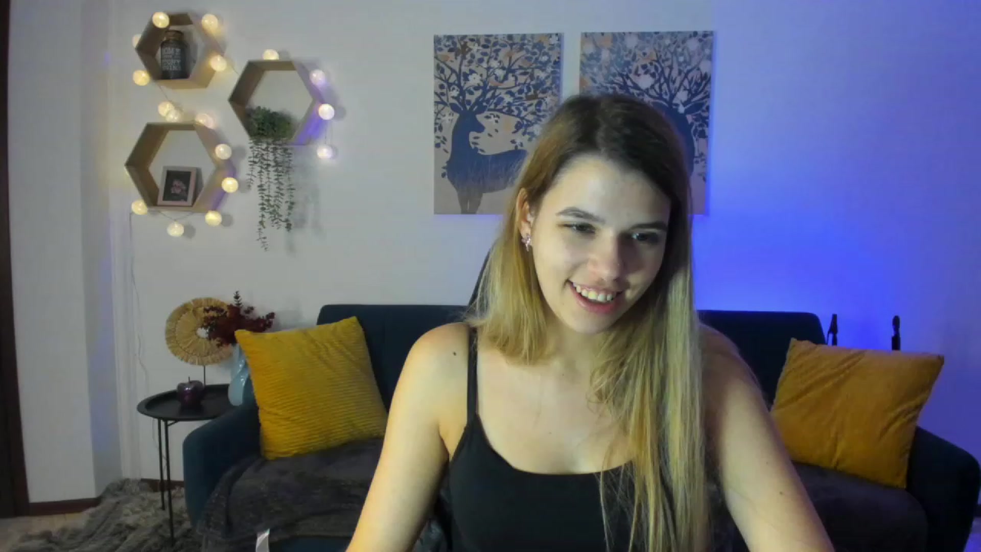 Gallery image thumbnail from Elsa_Fox's myfreecams stream on, 12/19/2022, 11:27 image 18 of 20