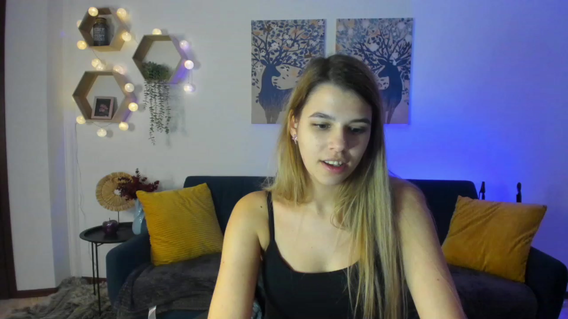 Gallery image thumbnail from Elsa_Fox's myfreecams stream on, 12/19/2022, 11:27 image 15 of 20