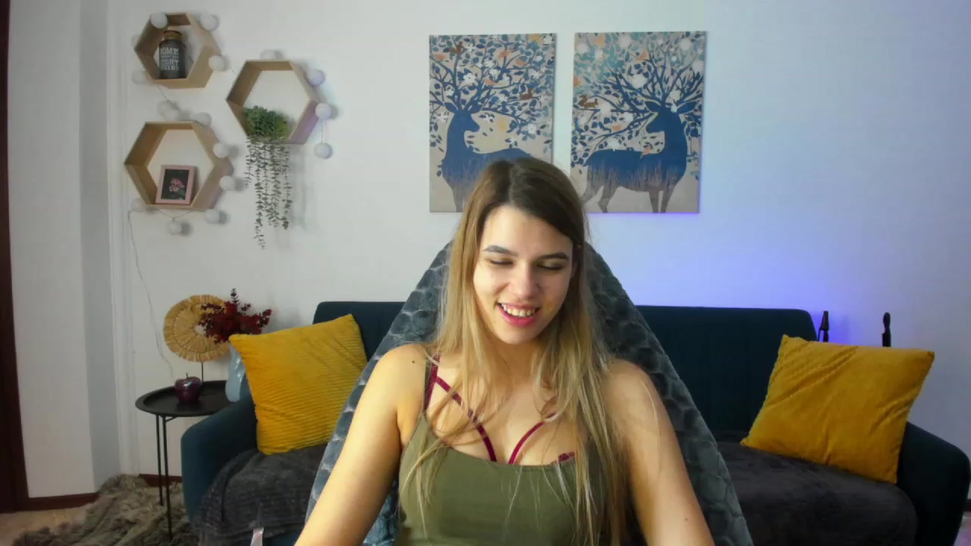 Gallery image thumbnail from Elsa_Fox's myfreecams stream on, 12/20/2022, 09:34 image 14 of 20
