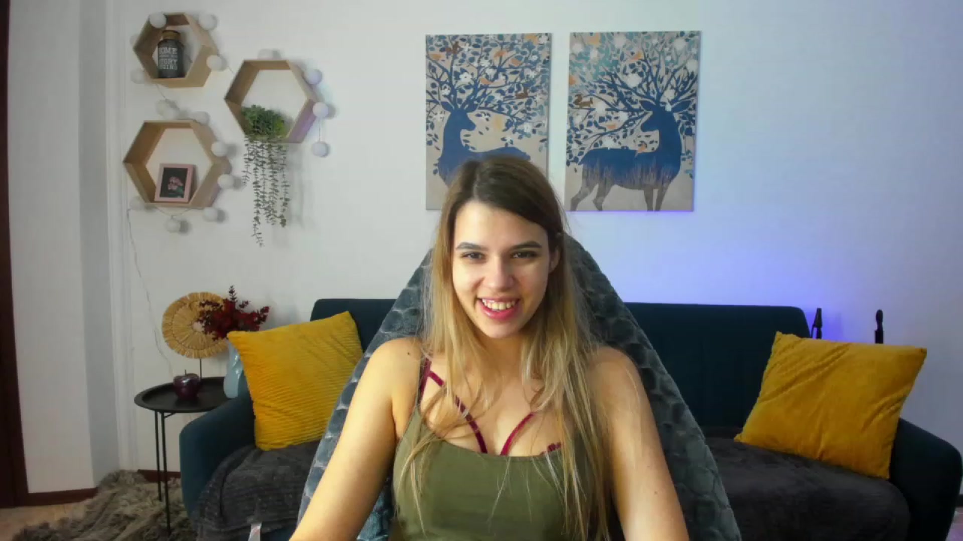 Gallery image thumbnail from Elsa_Fox's myfreecams stream on, 12/20/2022, 09:34 image 12 of 20