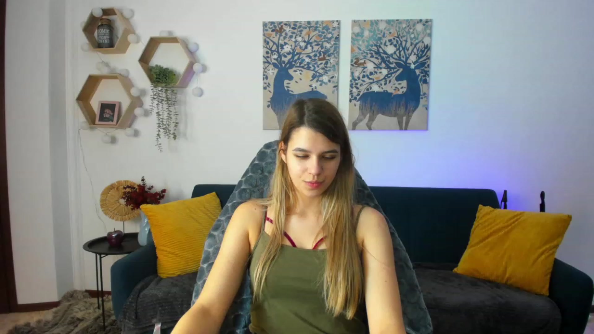 Gallery image thumbnail from Elsa_Fox's myfreecams stream on, 12/20/2022, 10:21 image 6 of 20