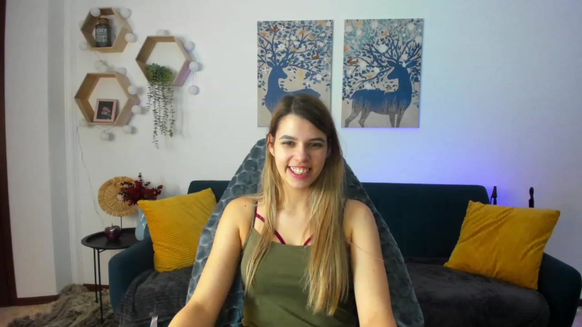 Gallery image thumbnail from Elsa_Fox's myfreecams stream on, 12/20/2022, 10:21 image 4 of 20