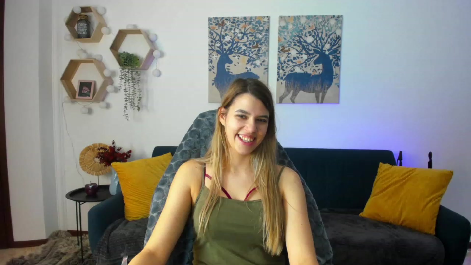 Gallery image thumbnail from Elsa_Fox's myfreecams stream on, 12/20/2022, 10:21 image 10 of 20